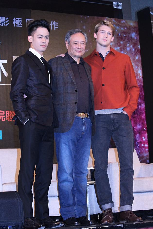 李安(中)与儿子李淳,乔欧文出席台北记者会