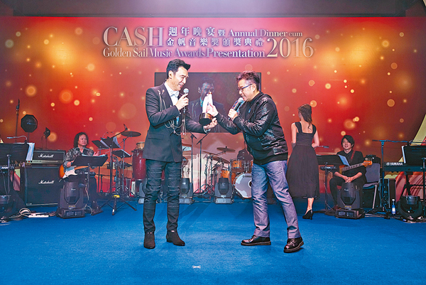 谭咏麟颁发“CASH音乐成就大奖”给钟镇涛。