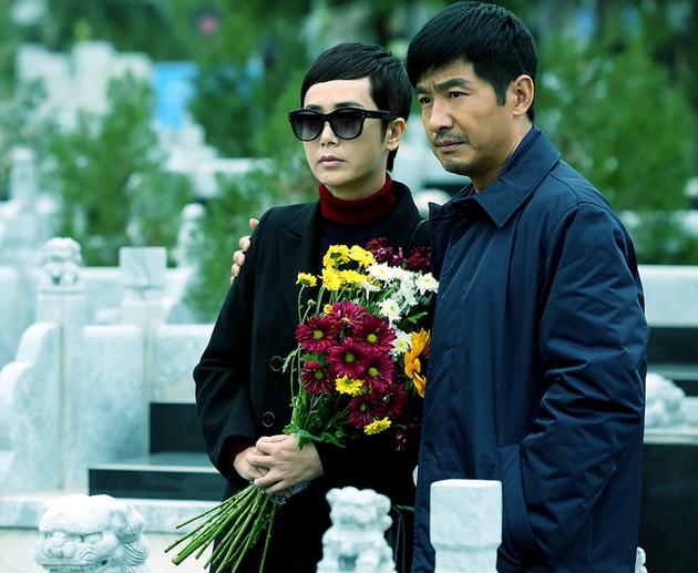 "失独夫妇"蒋雯丽郭晓冬墓地心酸看望早夭儿子