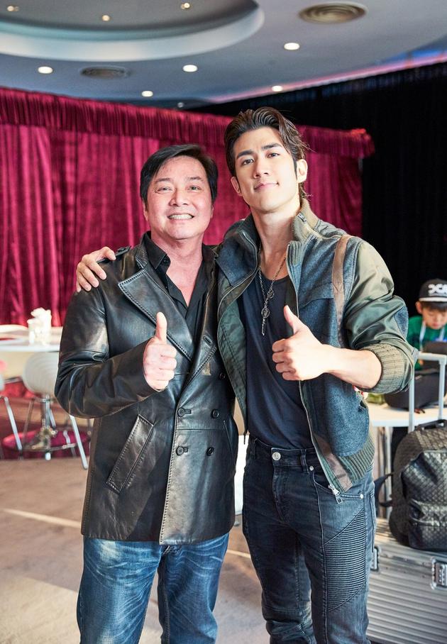 姜雯长腿实力抢镜