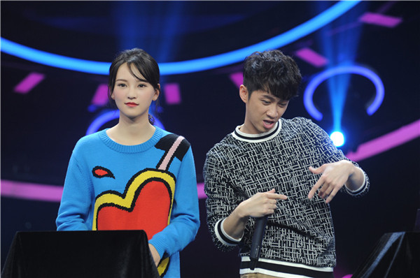 黄灿灿上节目彰显麻将达人属性