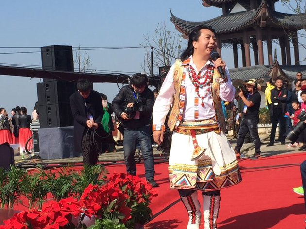 索南扎西参加送文化走基层活动登台表演