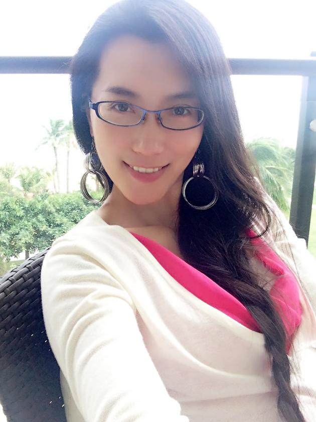 最近,《缘来非诚勿扰》的舞台上,5号女嘉宾姜黎黎因举止神态,一颦一笑