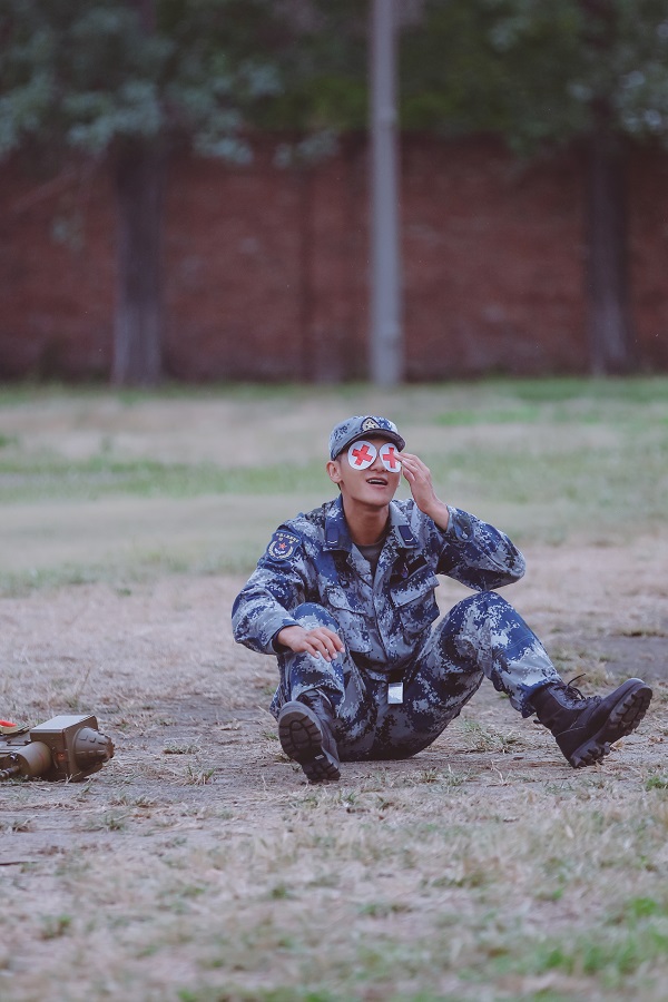 "俯卧韬"重现 黄子韬出"妙招"整班长被罚|黄子韬|真正男子汉_新浪娱乐
