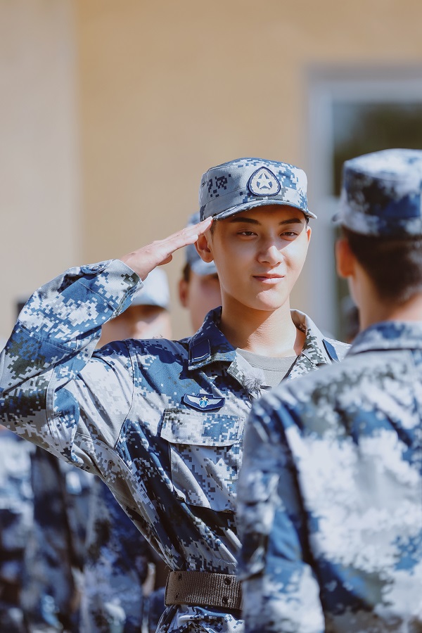 俯卧韬重现黄子韬出妙招整班长被罚