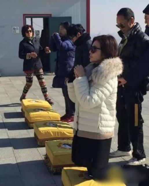 关之琳现身寺庙