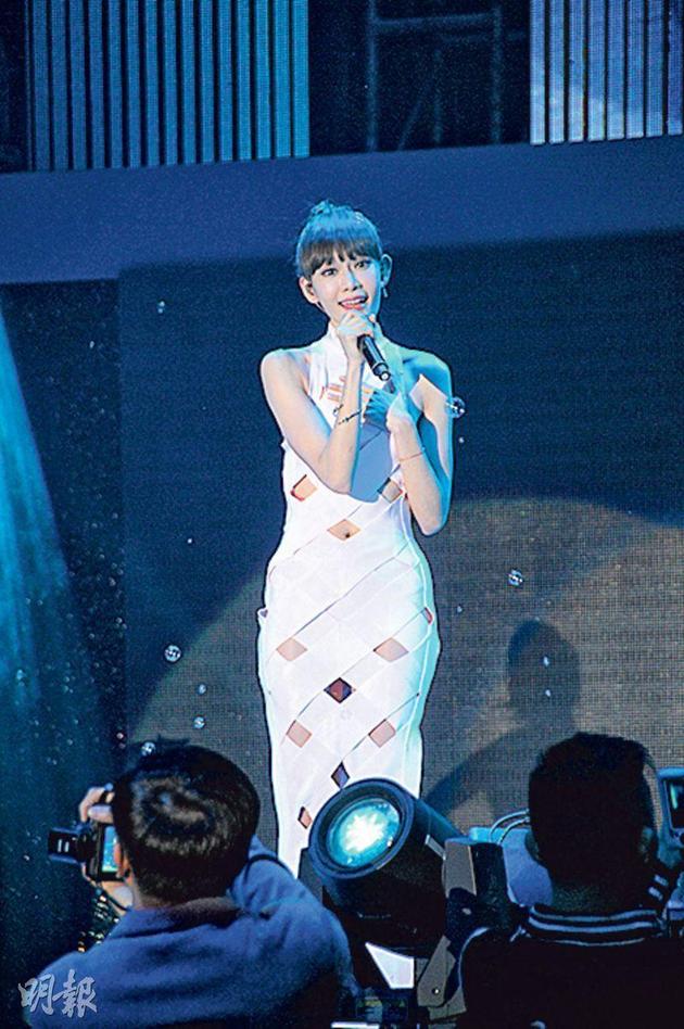 aka在台上透露有自己喜欢的人前来捧场,不知道是是指吴业坤.