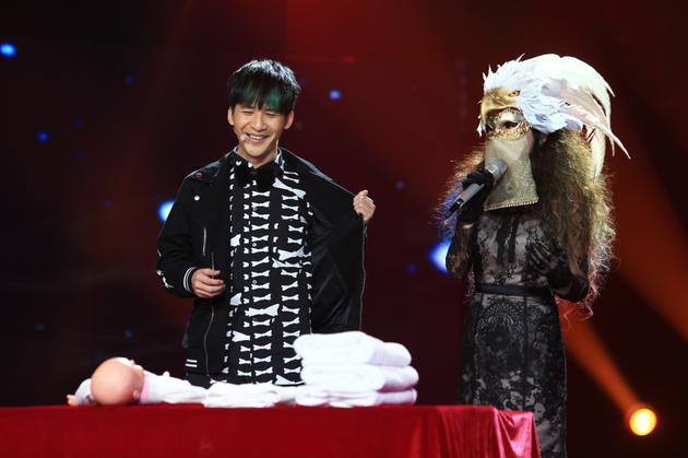 大张伟变“奶妈”