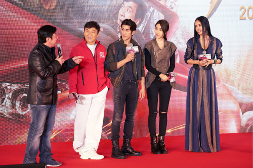 姜雯新片搭档成龙 李治廷 对戏秒变迷妹