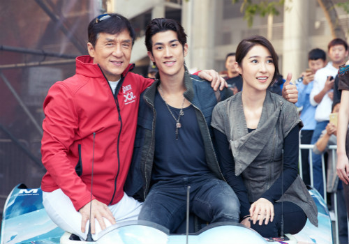 姜雯新片搭档成龙 李治廷 对戏秒变迷妹