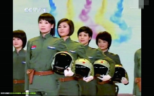 春晚小品《我心飞翔》女飞行员列队致敬