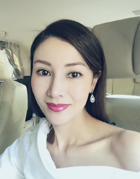 46岁李嘉欣晒自拍 皮肤白皙大秀锁骨(图)