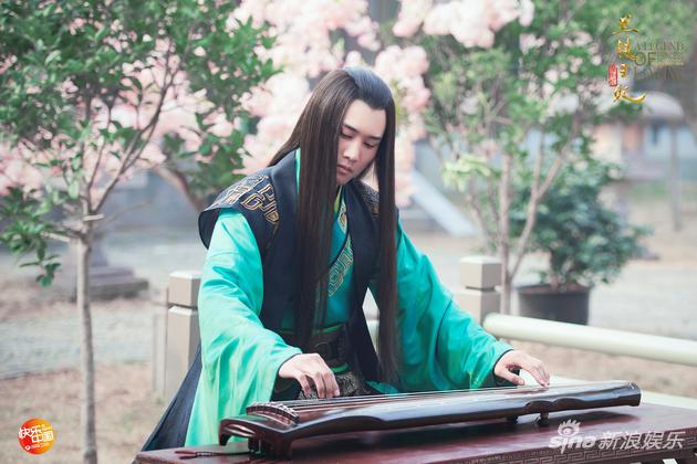 彭冠英邪魅黑长直造型