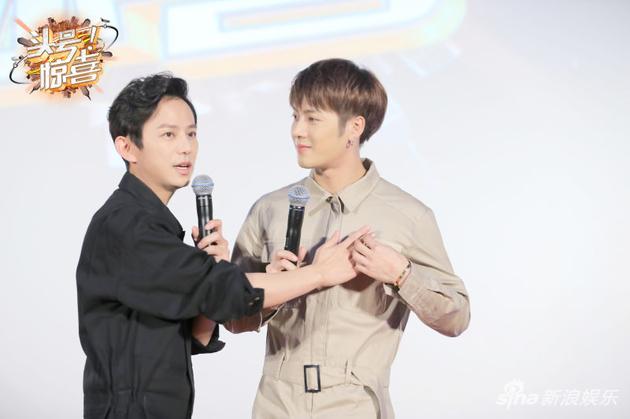 何炅乔装发爆米花 王嘉尔暖心送秋裤