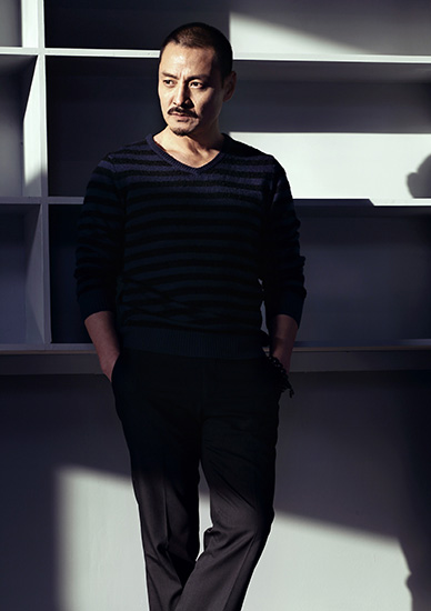 尹铸胜任务创黑色幽默萌蠢式反派