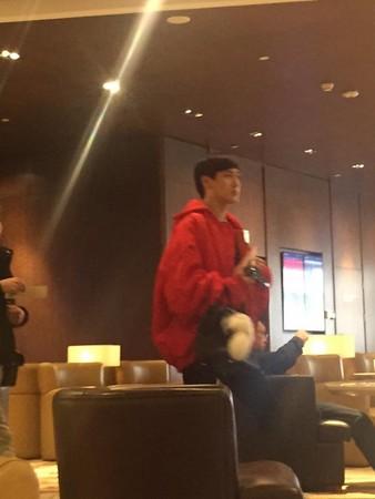 “蛇精男”机场照