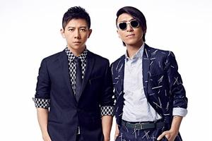 辣眼睛!羽泉直播变身资深洗剪吹造型师|陈羽凡|胡海泉|歌坛_新浪娱乐_新浪网