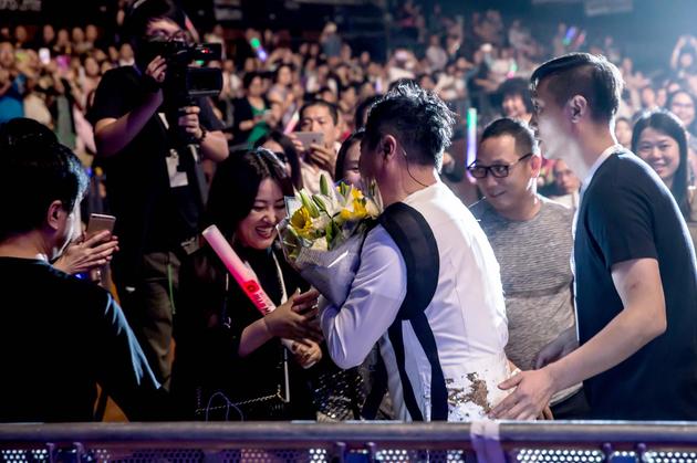 孙楠2016悉尼站握手