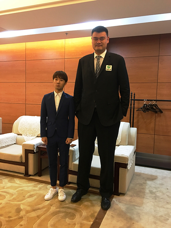 蒋敦豪与姚明合影