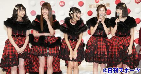 AKB48左起川本纱矢、入山杏奈、北原里英、渡边麻友、横山由衣资料图