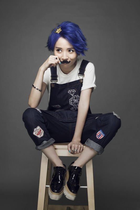 黄雅莉穿背带裤