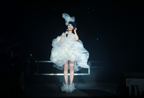 黄雅莉穿白裙子