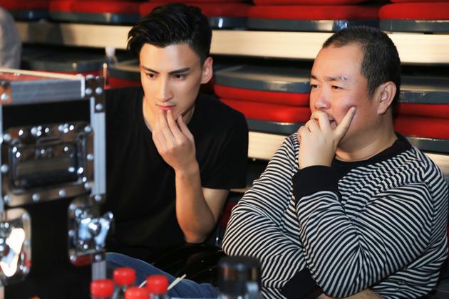 刘江与学员看拍摄情况