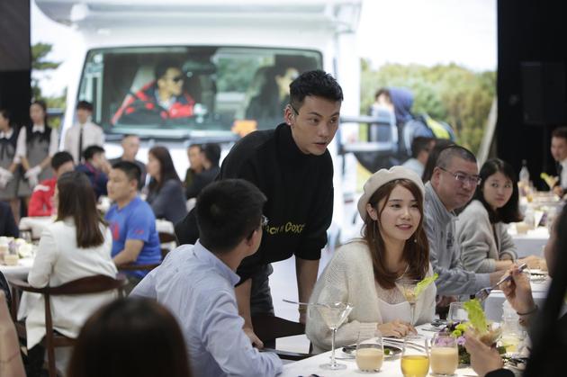 陈伟霆为食客贴心服务