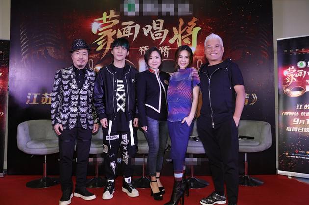 《蒙面》评审团合影