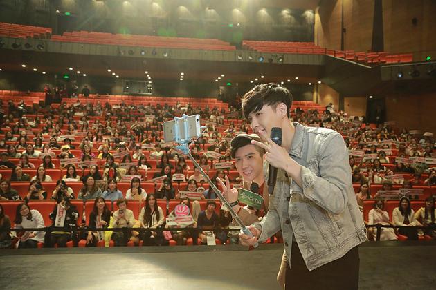 张艺兴上海签售会