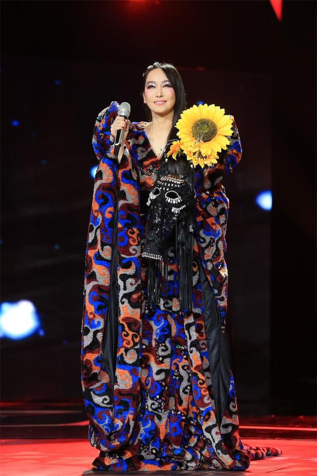 萨顶顶在蒙面唱将享受蜕变与坚守