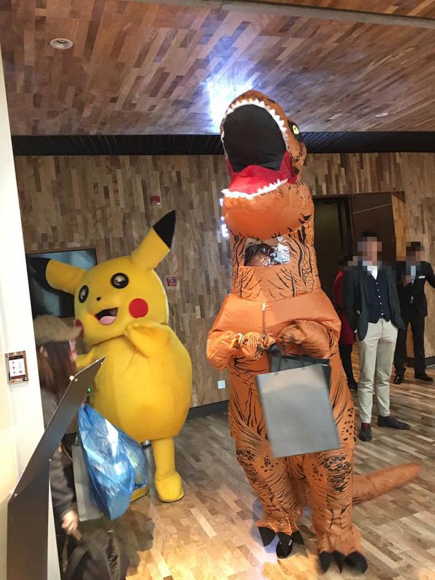 张艺兴粉丝扮皮卡丘霸王龙