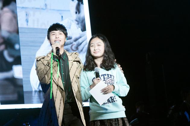 严爵邀粉丝同台合唱