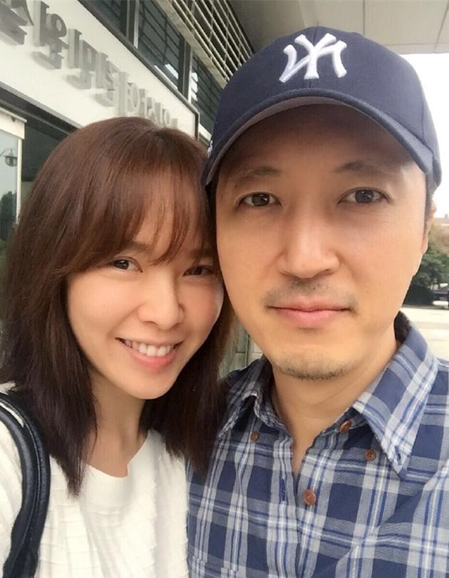 摘要:台湾艺人天心在社交网站上大方公布喜讯:"我,吴天心,结婚了.