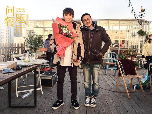 叶子诚杀青与导演黄常祚合影