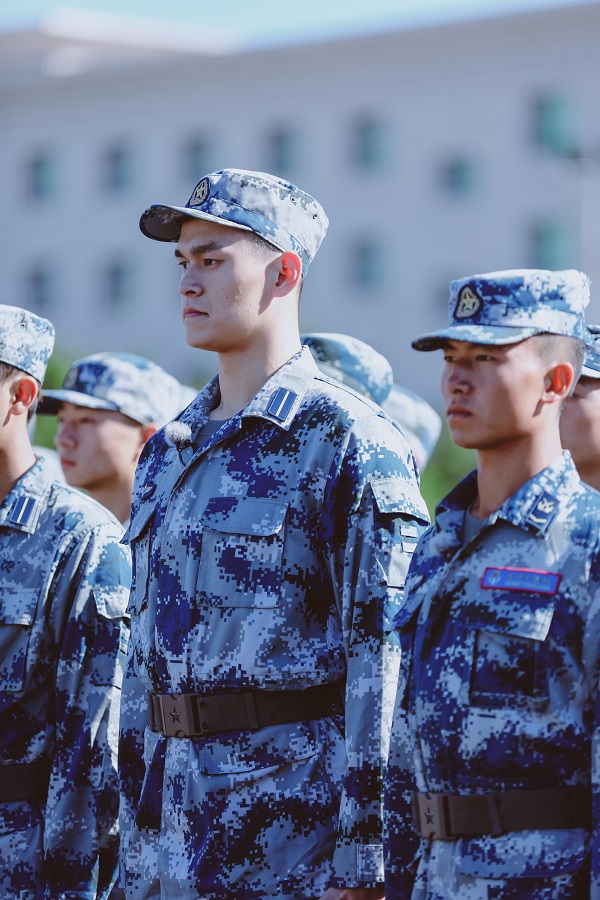 班长王威外表冷酷内心炙热