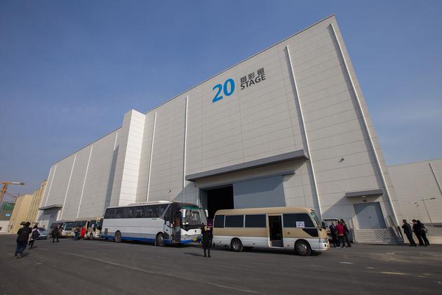 嘉宾们参观产业园区内摄影棚