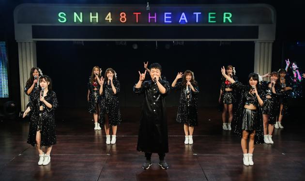 杜海涛再现身SNH48公演 即兴与成员共舞