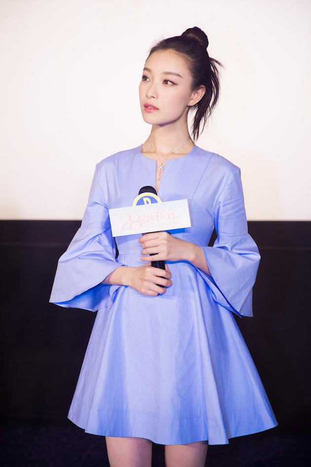 《28岁未成年》倪妮现身青岛 丸子头可爱|倪妮|霍建华|28岁未成年