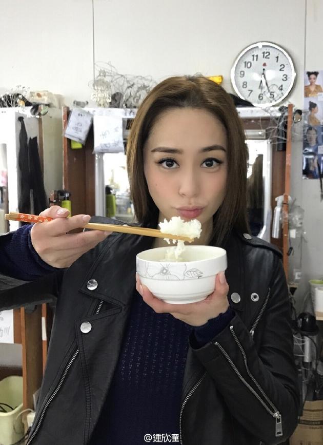 阿娇清晨就吃白米饭