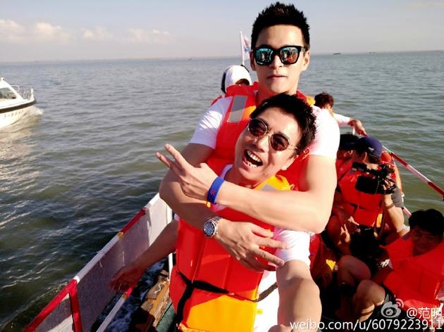 范明晒与孙杨合影