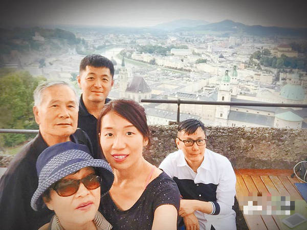 张信哲一家五口同游奥地利