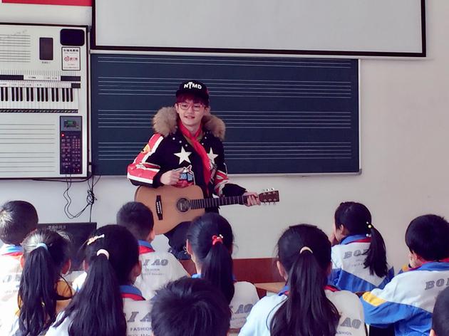 丁克森为孩子们表演