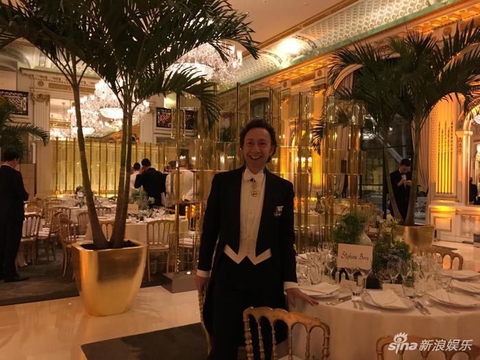 舞会主持人斯蒂芬-贝恩。