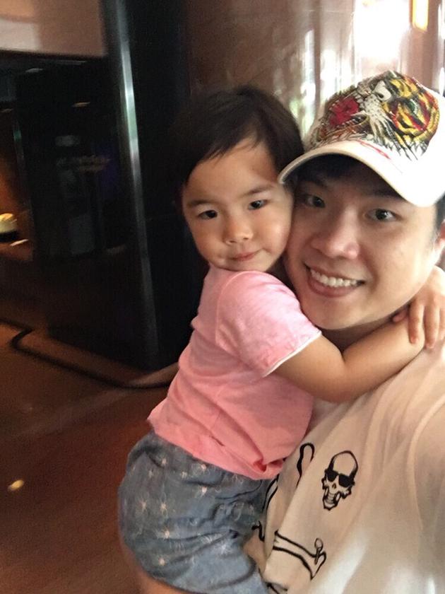 黄奕前夫黄毅清与女儿