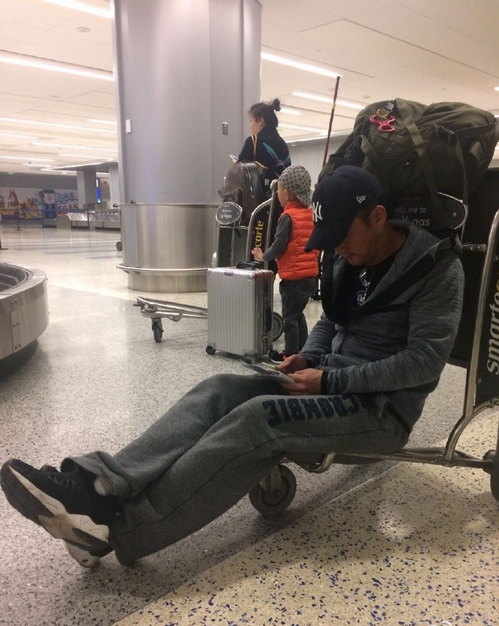 吴京晒机票被发现是经济舱获赞勤俭克己