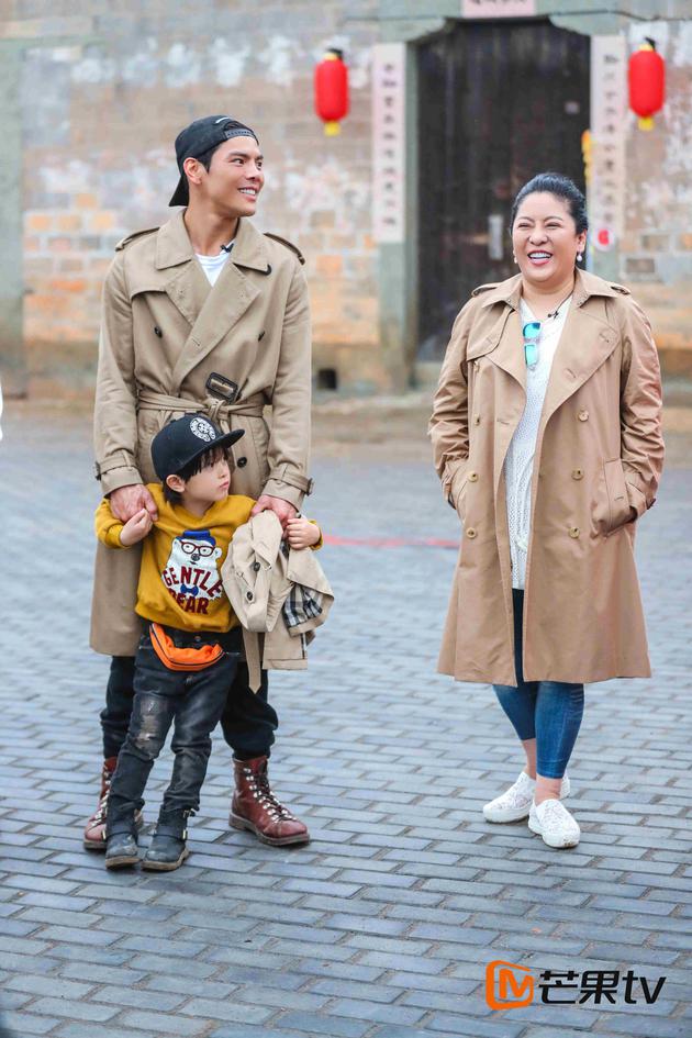 妈妈团惊喜亮相 向太走心吐槽