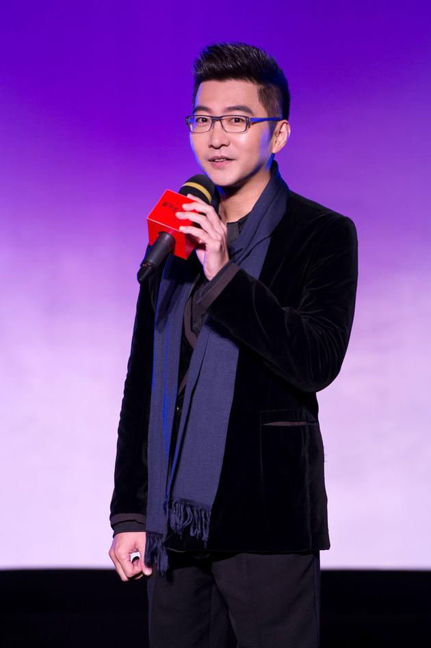 赵胤胤赵胤胤赵胤胤大合照新浪娱乐讯 日前,世界殿堂级钢琴家赵胤胤受