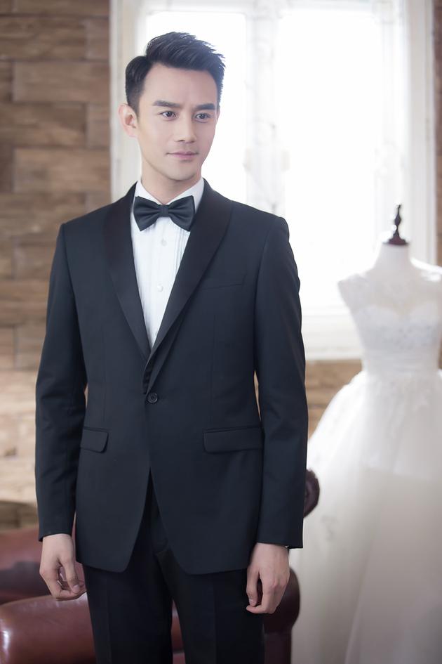 陈亦度正装出席活动