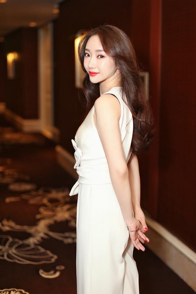 启星澳门提名最佳女配简约裤装亮相红毯